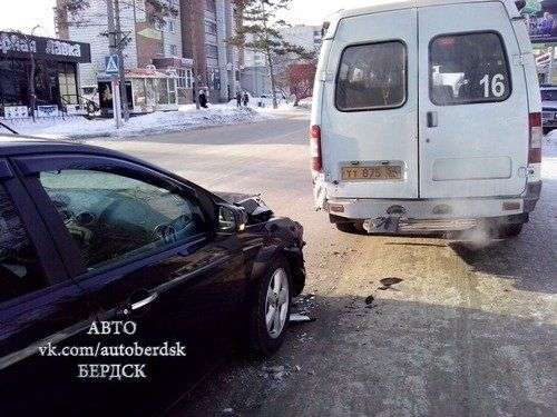 Форд Фокус и пассажирская маршрутка столкнулись в Бердске