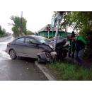Одна машина повредила светофор, вторая улетела в кусты в момент ДТП в Бердске