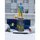 Памятник Ленину в Новосибирске был разрисован синей и желтой краской. На постаменте нанесли надпись "Слава Украине"
