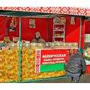 Батька Лукашенко с футболки в торговой палатке смотрит на посетителей белорусской ярмарки в Бердске