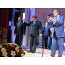 Мэр Бердска Евгений Шестернин на сцене ДК Родина получил из рук губернатора Владимира Городецкого сертификат на 10 автобусов
