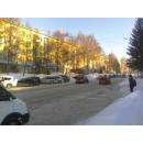 Припаркованные автомобили занимают целую полосу на ул. Ленина в Бердске