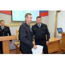 Замначальника управления ГИБДД Андрей Черепанов наградил таксиста Владимира Олина