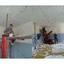 Спортсмены Бердска снимают старую штукатурку, красят потолок