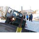 Провалился на тротуаре убиравший снег бульдозер ЦМУ в Бердске 