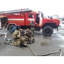 Пожарные во время учений работают так, как если бы тушили настоящий пожар