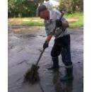 Жители ул. Урицкого метлами отгоняют канализационные стоки от дворов