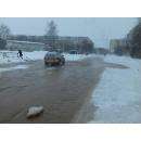Затопило территорию школы №13 из-за порыва водопровода в Бердске