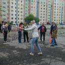 Бердчане учатся играть в городки на дворовых площадках
