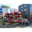 Несмотря на то, что кладбища закрыты, в Бердске торгуют искусственными цветами