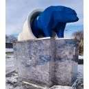 Медведь стоит на 4 тысячах пластиковых бутылок 