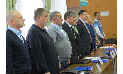 В этом ряду гимн РФ пел только депутат Владимир Захаров (на фото слева от прокурора города Андрея Власова)