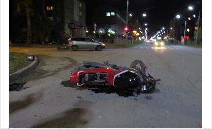 Мотоцикл врезался в «Тойоту Филдер» на ул. Герцена в Бердске