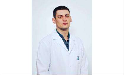 Врач-педиатр Максим Загорский получил работу в частной клинике