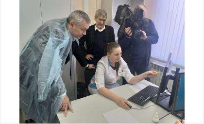 Губернатору в детской поликлинике в Бердске показали как работает МИС