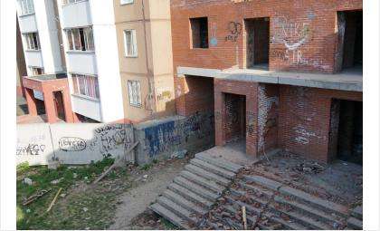 9-летняя девочка насмерть разбилась при падении с 3 этажа заброшенной стройки в Новосибирске