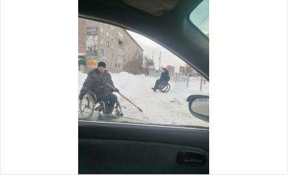Мужчины с лопатами и на колясках боролись со снегом