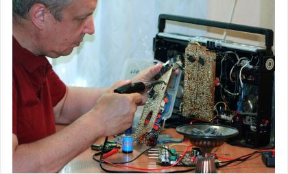 Олег Щербаков увлеченно восстанавливает старую аппаратуру БРЗ