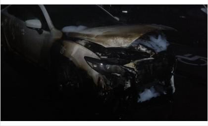 Машина сильно повреждена огнём